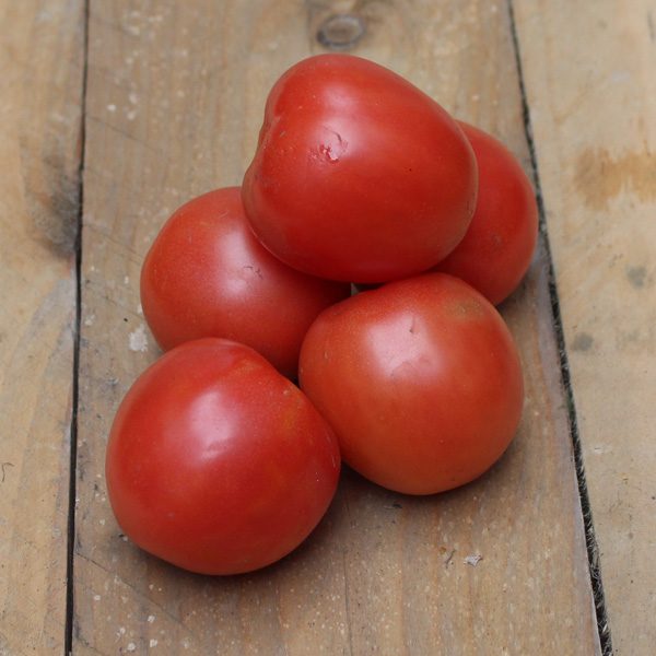 seis tomates en una mesa